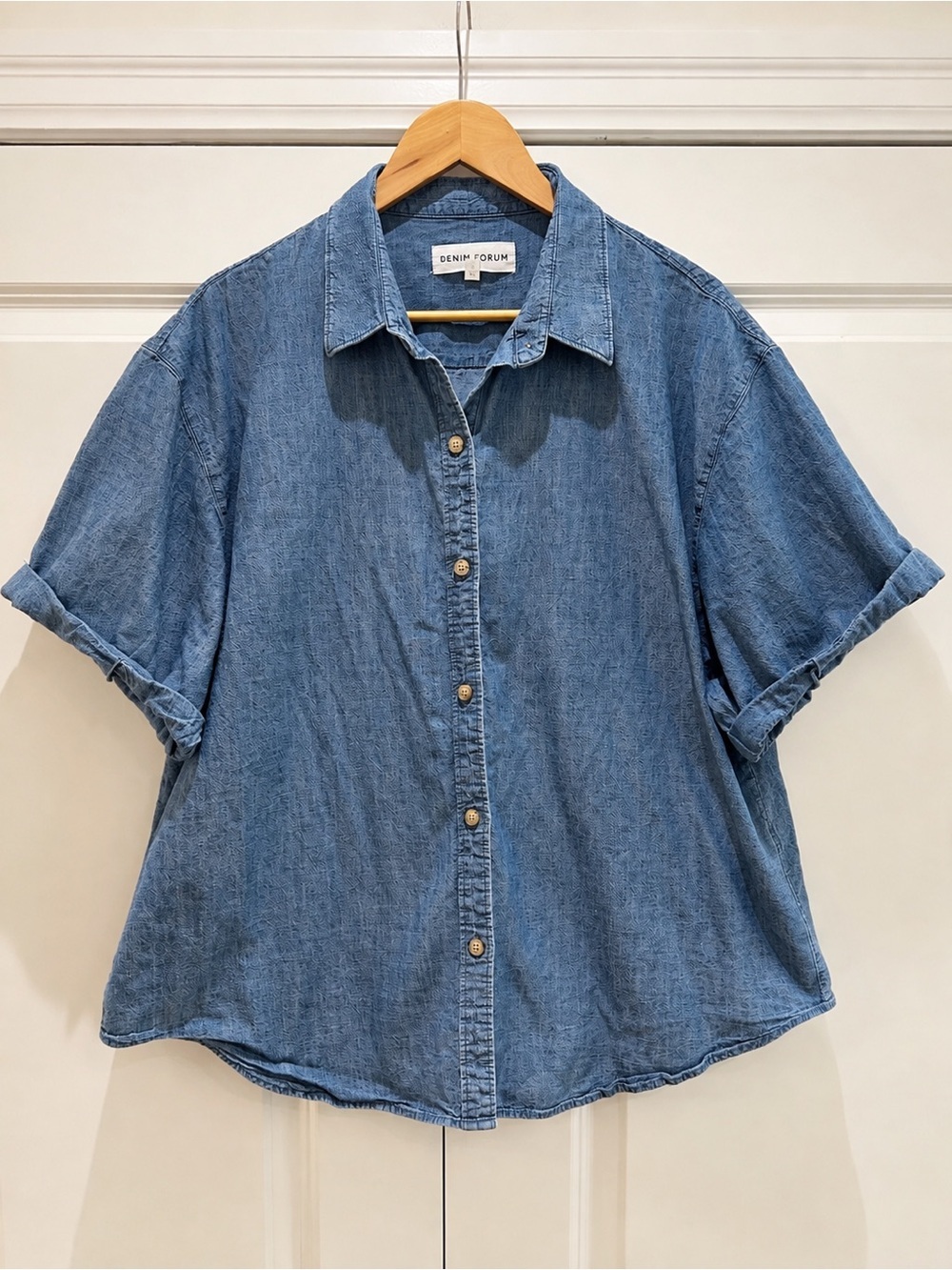DENIM FORUMN Chambray Short Sleeve Shirt with Cuffed Sleeves